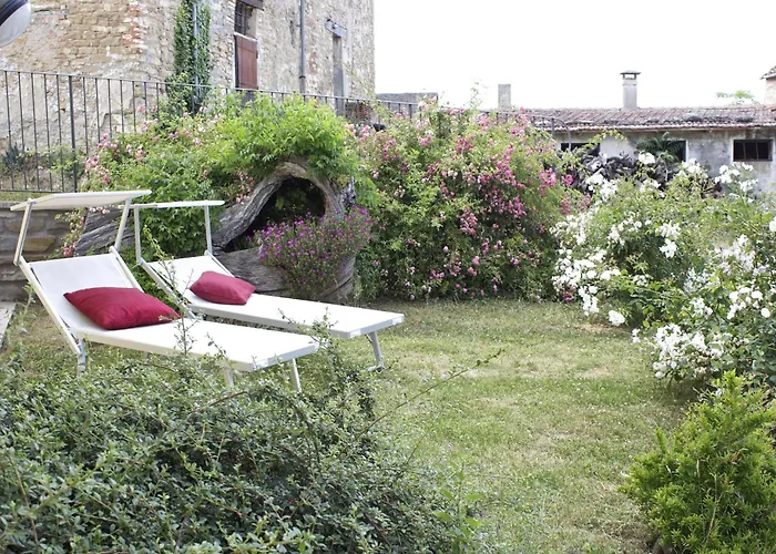 Rural Retreat In Sassoleone Апартаменты